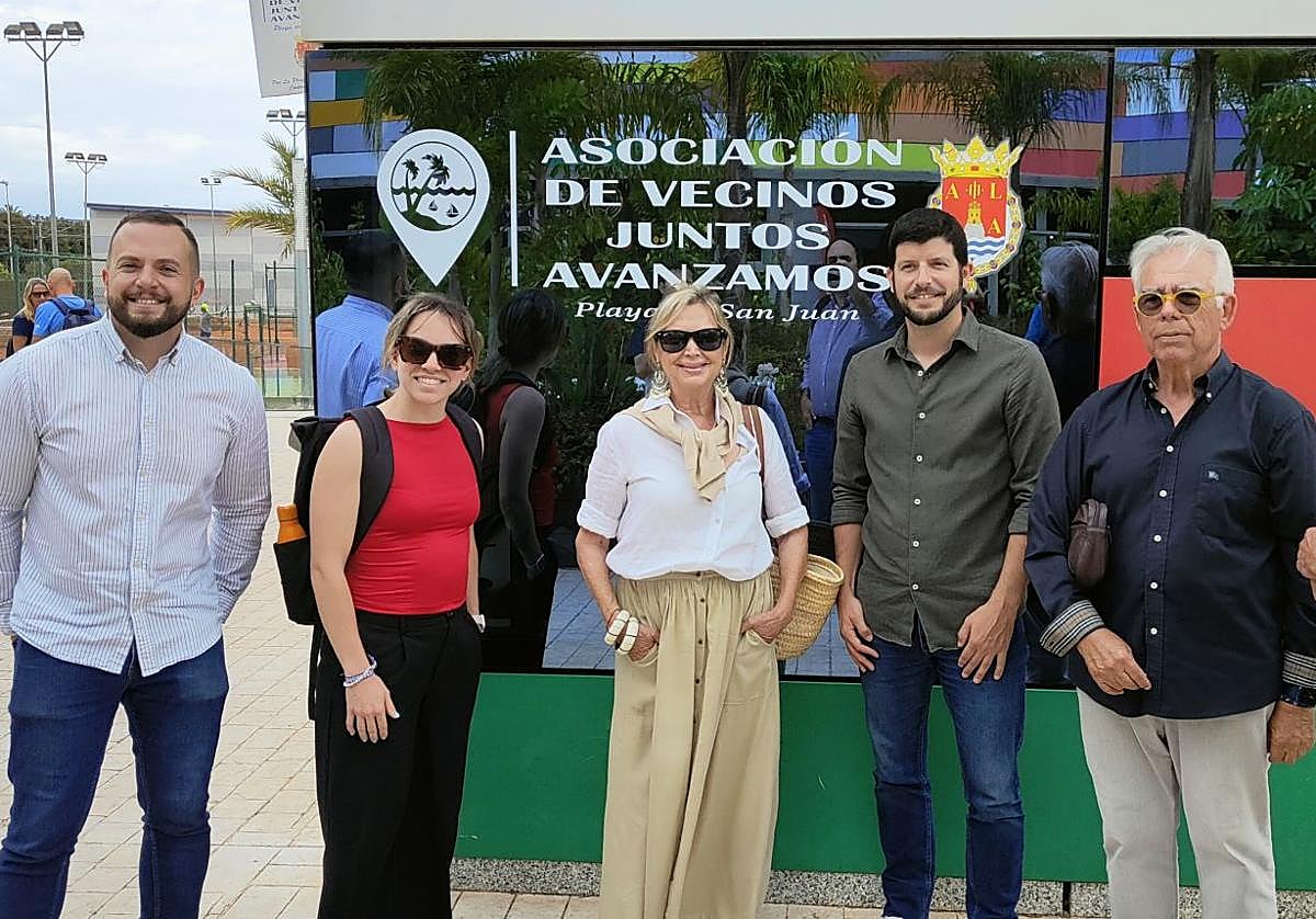 Los concejales de Compromís y el diputado autonómico, con los vecinos.
