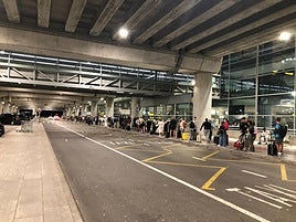Colas para esperar un taxi en el Aeropuerto de Alicante-Elche.
