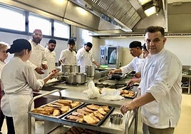 El chef Javier Alfonso (derecha) supervisa el trabajo en la cocina del CdT.