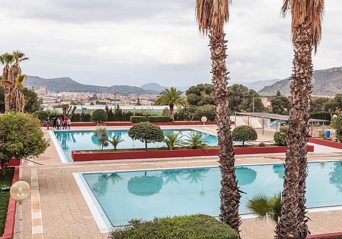Las piscinas municipales de San Crispín, en Elda.