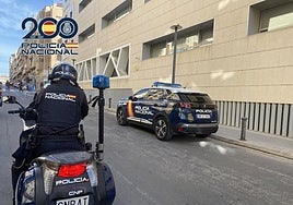 Patrullas en moto y coche de la Policía Nacional.