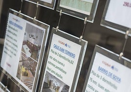 Anuncios de pisos en una inmobiliaria.