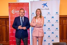 El presidente de la Cámara de Comercio, Industria, Servicios y Navegación de Alicante, Carlos Baño y la directora territorial de CaixaBank en la Comunidad Valenciana y Región de Murcia, Olga García.