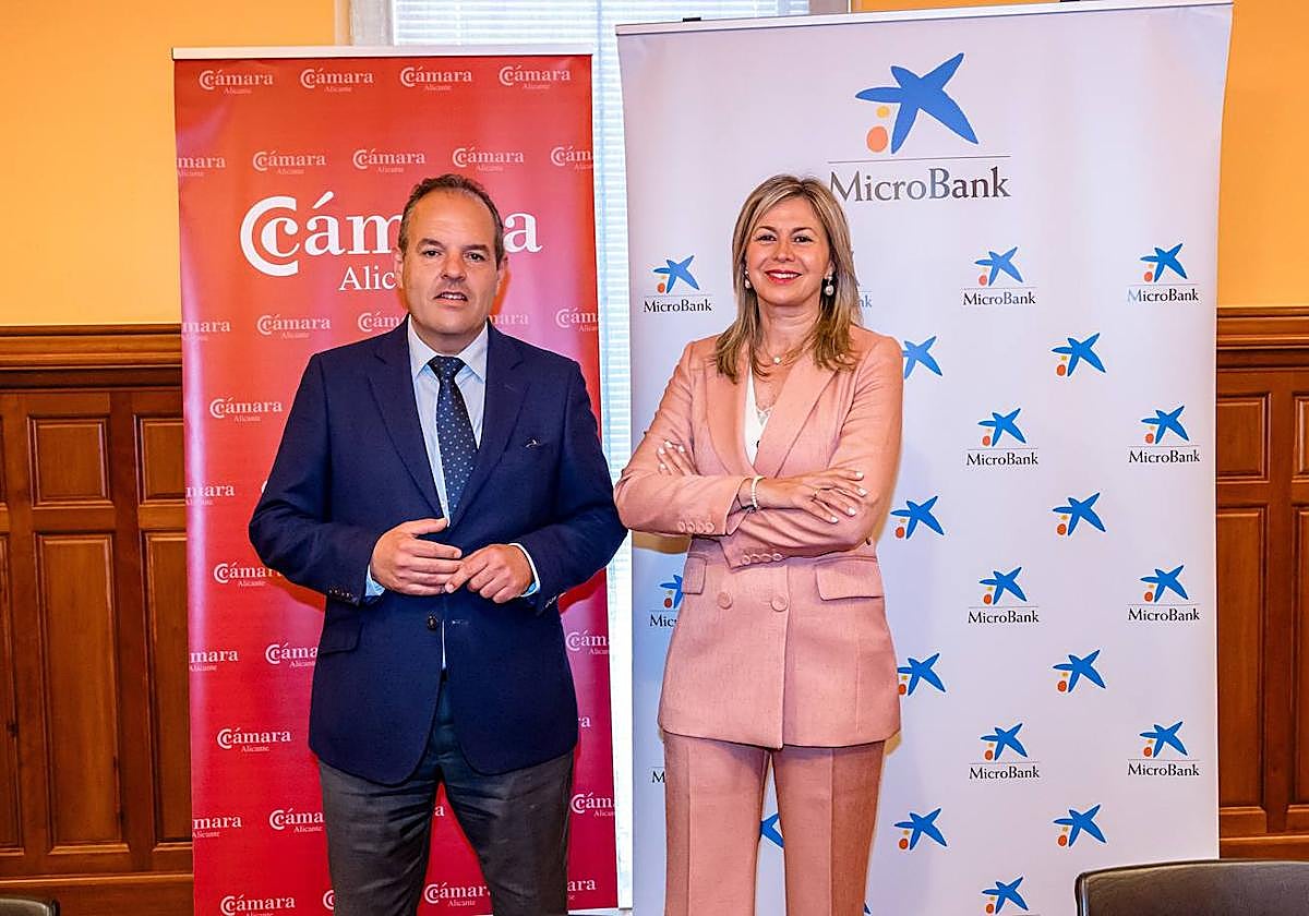 El presidente de la Cámara de Comercio, Industria, Servicios y Navegación de Alicante, Carlos Baño y la directora territorial de CaixaBank en la Comunidad Valenciana y Región de Murcia, Olga García.