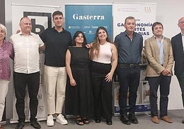 El alumnado de la tercera promoción Grado de Gastronomía y Artes Culinarias de la UA con el tribunal que ha evaluado sus trabajos de final de grado.