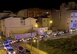 Vehículos de la Guardia Civil acuden al estadio del Pego.