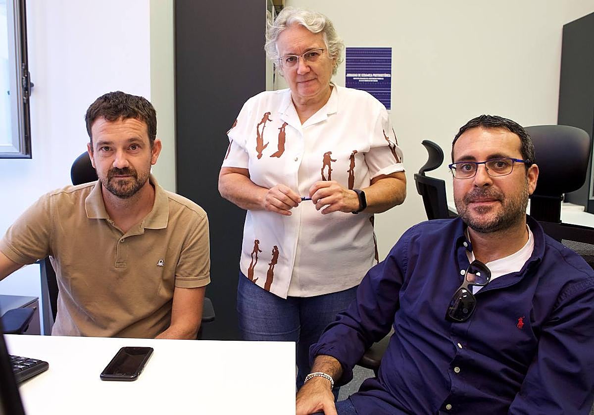 Equipo investigador de la UA que ha participado en este estudio: Gabriel García Atiénzar (izquierda), M.ª Paz de Miguel Ibáñez (centro) y Alejandro Romero Rameta (derecha).