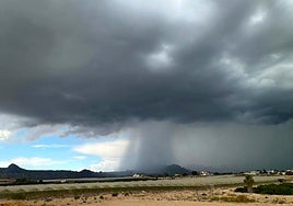 Una nube descarga agua sobre La Murada.