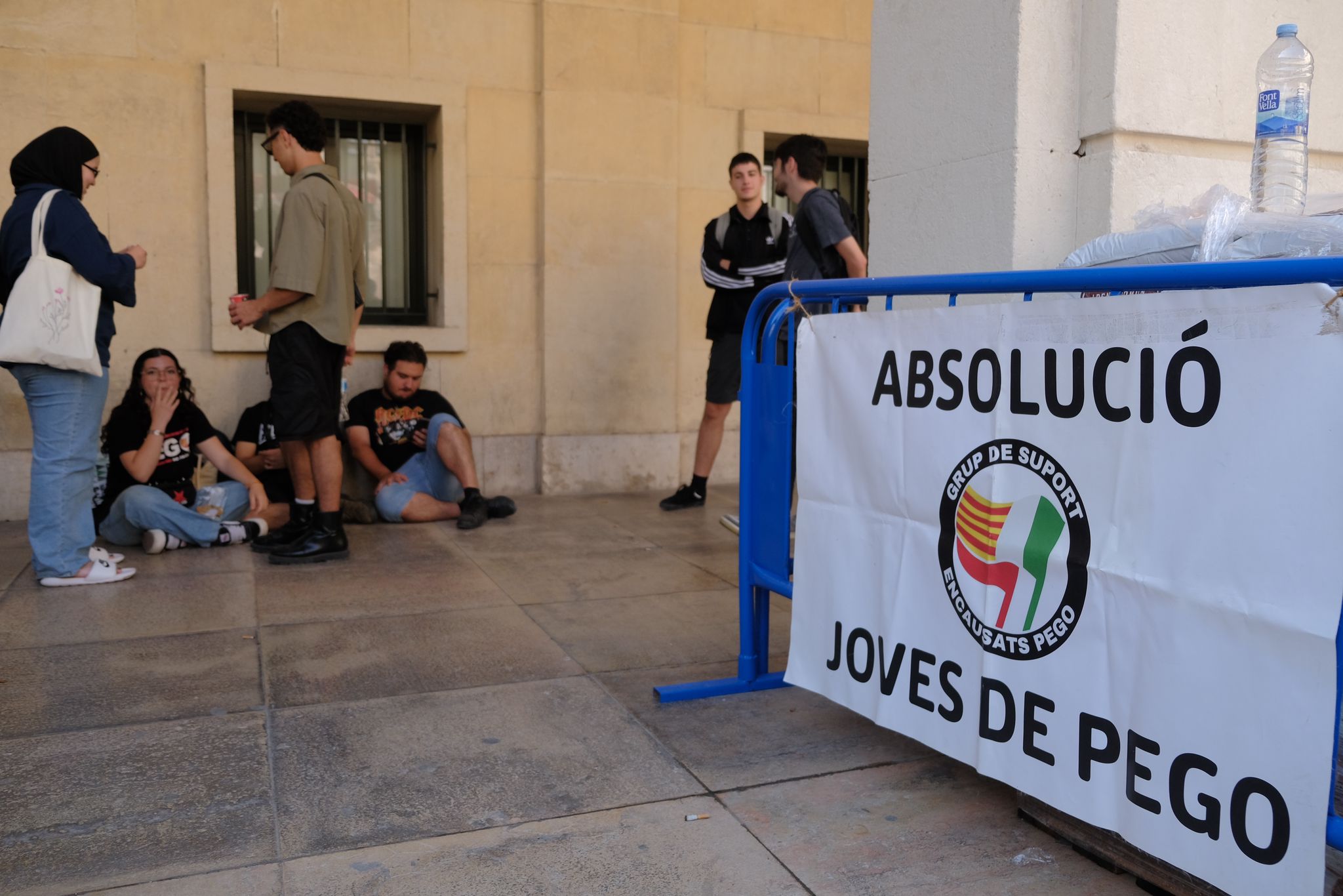 Las imágenes del juicio de los 14 jóvenes de pego que se enfrentaron a un grupo ultra de Gandía