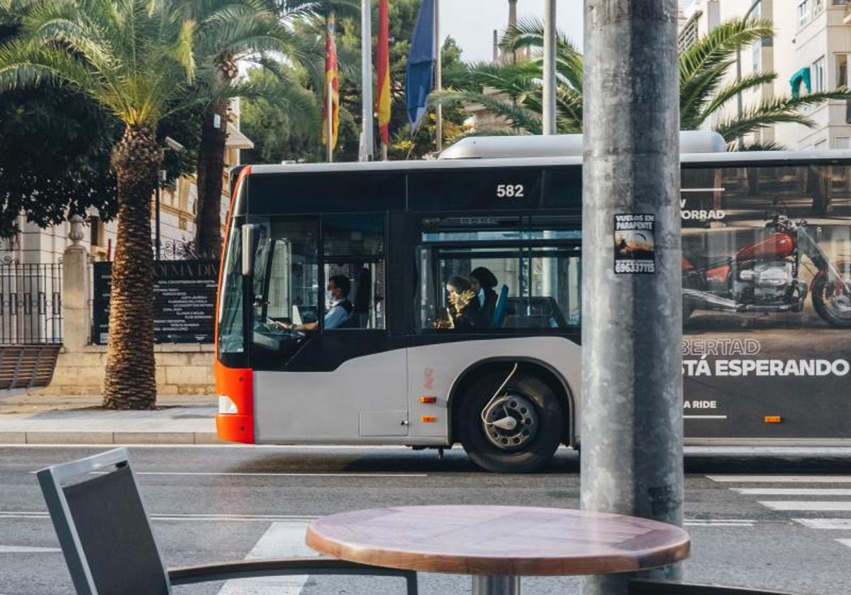 Autobús urbano por el centro de Alicante.