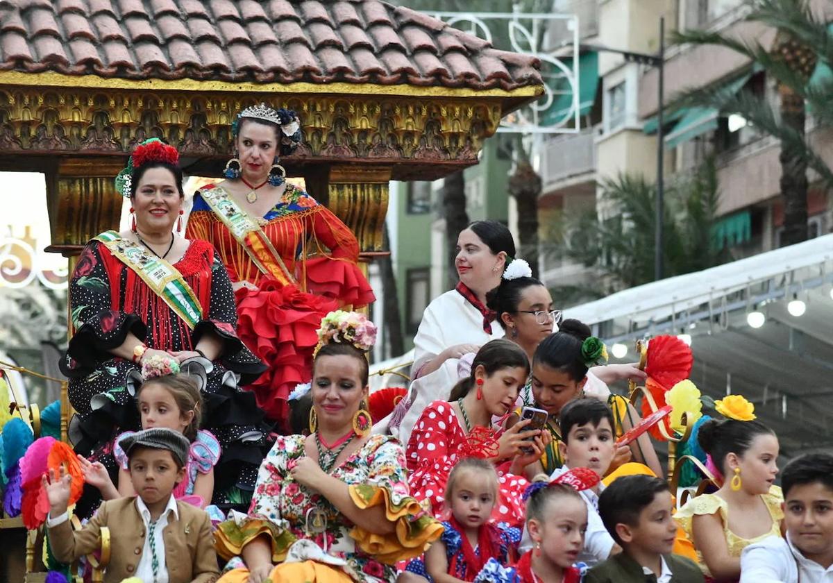 Desfile folclórico internacional en las Hogueras 2023.