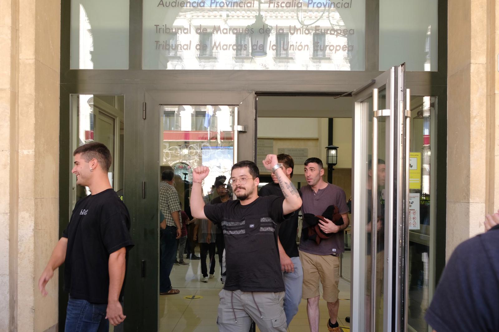 Las imágenes del juicio de los 14 jóvenes de pego que se enfrentaron a un grupo ultra de Gandía