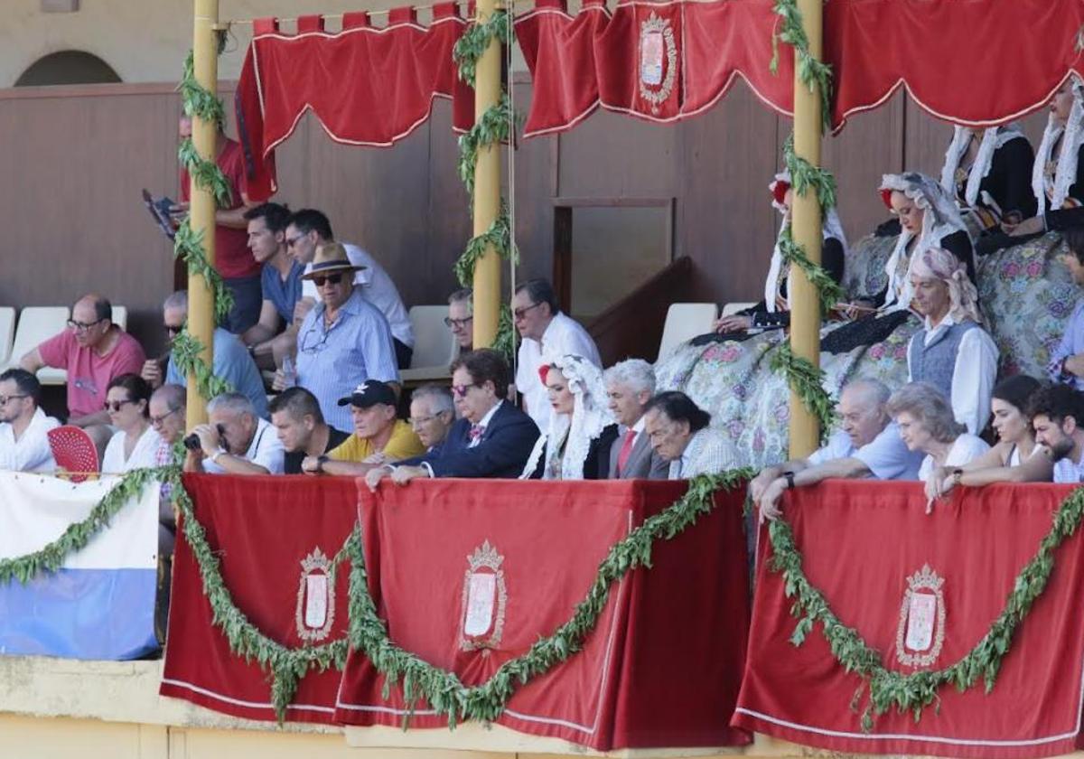 Palco de la plaza de toros presidido por la bellea del foc 2023.