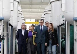 La delegada del Gobierno en la Comunitat Valenciana, Pilar Bernabé (2i), y el presidente del Gobierno, Pedro Sánchez (2d), durante su visita a las instalaciones de la planta desaladora de Torrevieja.