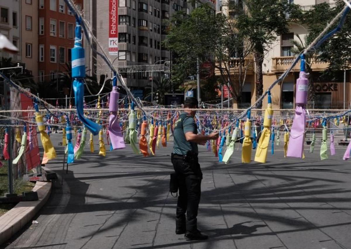 Imagen secundaria 1 - 1. La peña de las 13 horas. 2. La Guardia Civil revisa la pólvora de una mascletà. 3. Dos festeras en la mascletà