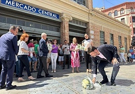 El alcalde, Luis Barcala, deposita un ramo de flores en el homenaje a las víctimas del bombardeo.