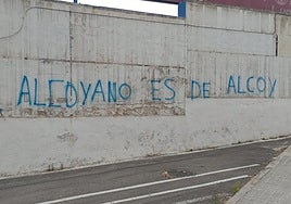 Pintada en la fachada del campo municipal de El Collao.