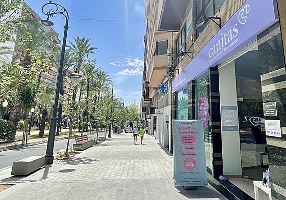 Clínica veterinaria Canitas a 220 metros de la plaza de los Luceros.