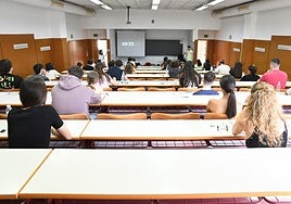 Estudiantes realizando la prueba de la Ebau este año en Alicante.