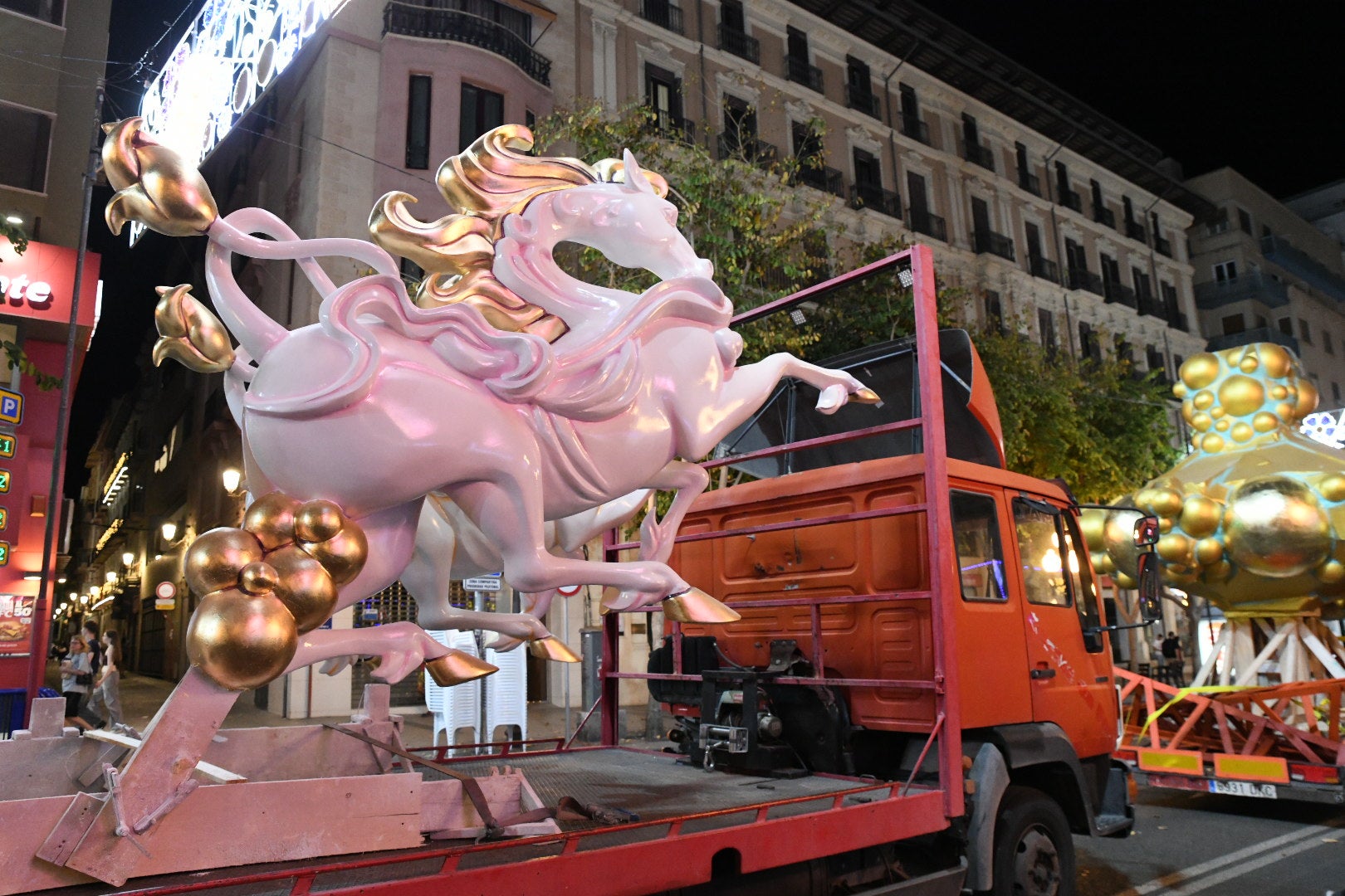 La hoguera oficial de Alicante ya está en la plaza del Ayuntamiento