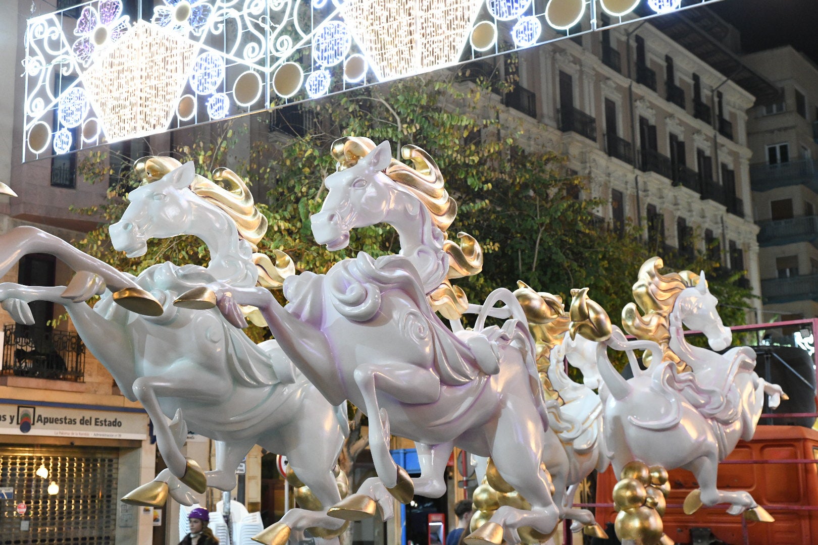 La hoguera oficial de Alicante ya está en la plaza del Ayuntamiento