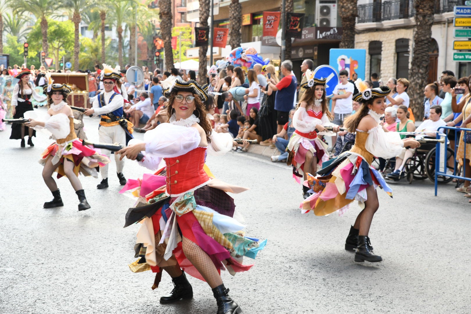 El color y el humor reinan en la cabalgata del ninot de las Hogueras de Alicante