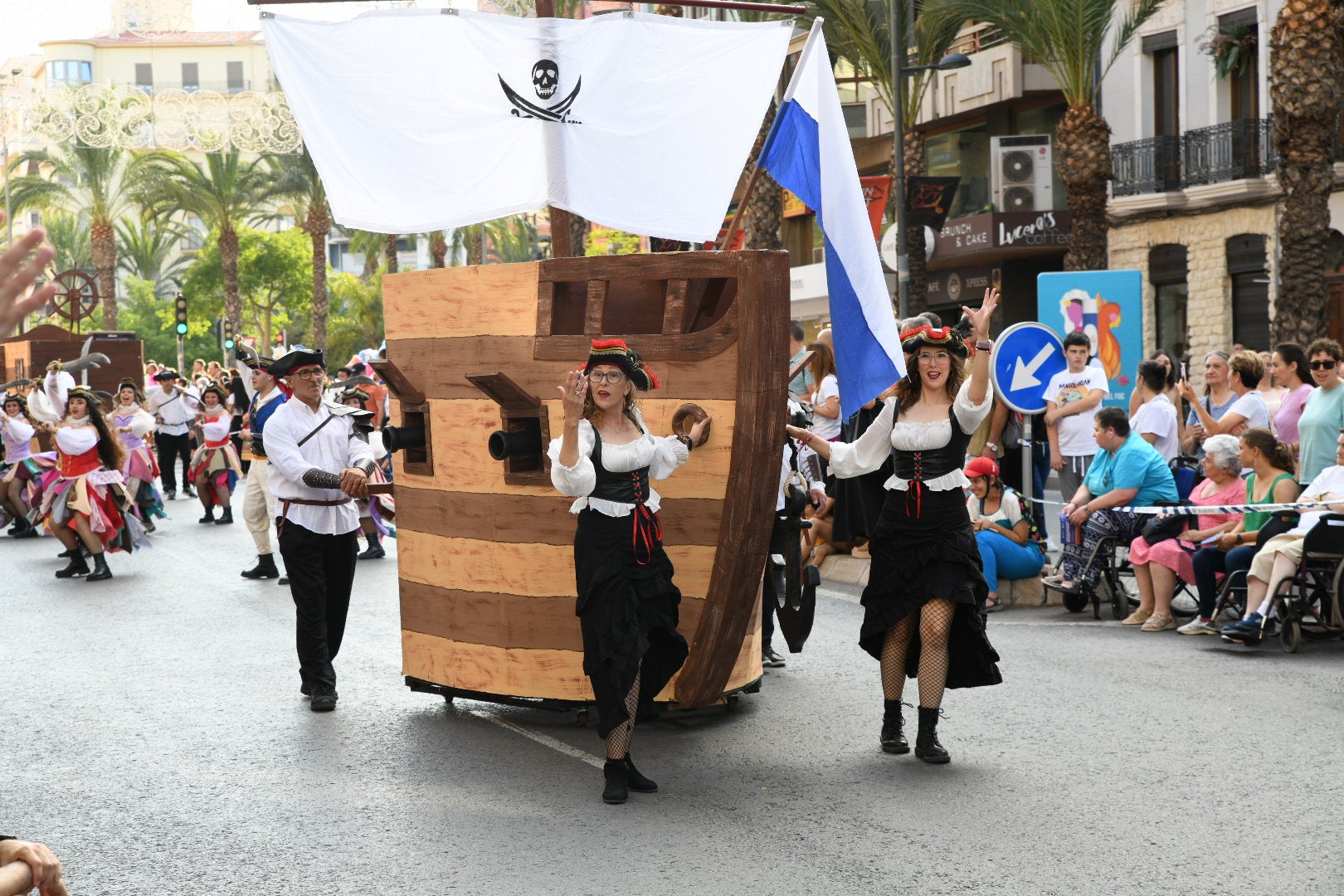 El color y el humor reinan en la cabalgata del ninot de las Hogueras de Alicante