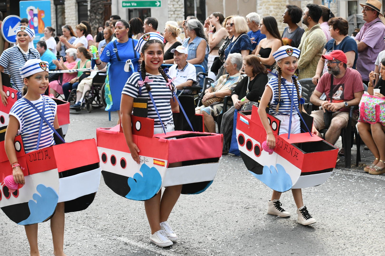 El color y el humor reinan en la cabalgata del ninot de las Hogueras de Alicante