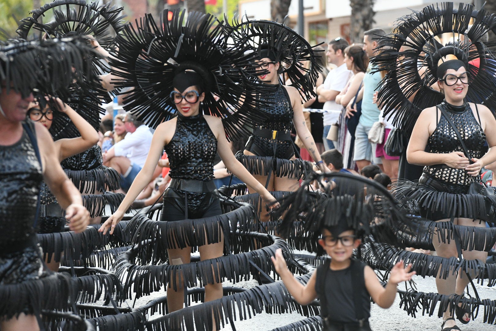 El color y el humor reinan en la cabalgata del ninot de las Hogueras de Alicante