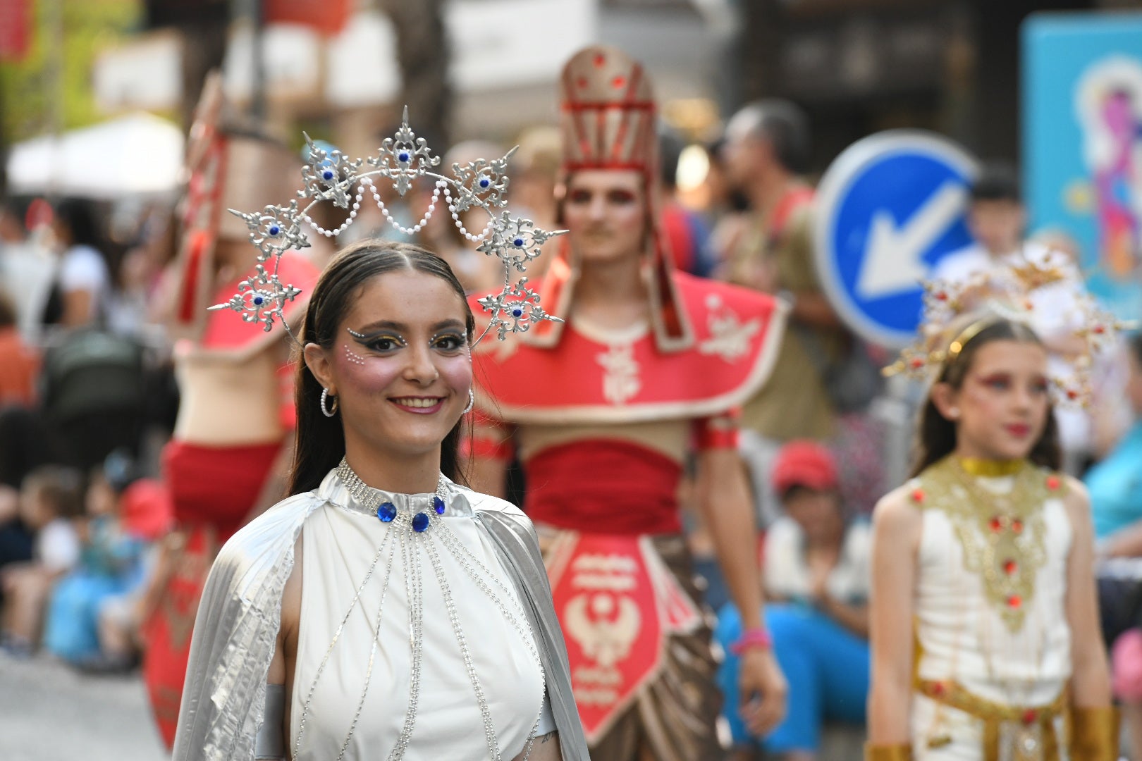 El color y el humor reinan en la cabalgata del ninot de las Hogueras de Alicante