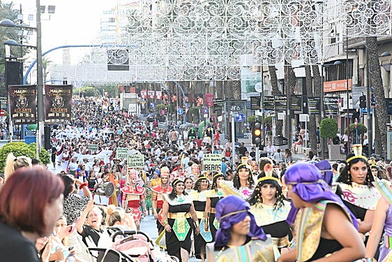 El centro de Alicante, a tope durante la cabalgata del ninot 2024.