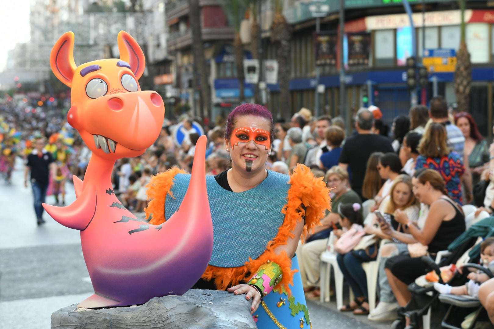 El color y el humor reinan en la cabalgata del ninot de las Hogueras de Alicante
