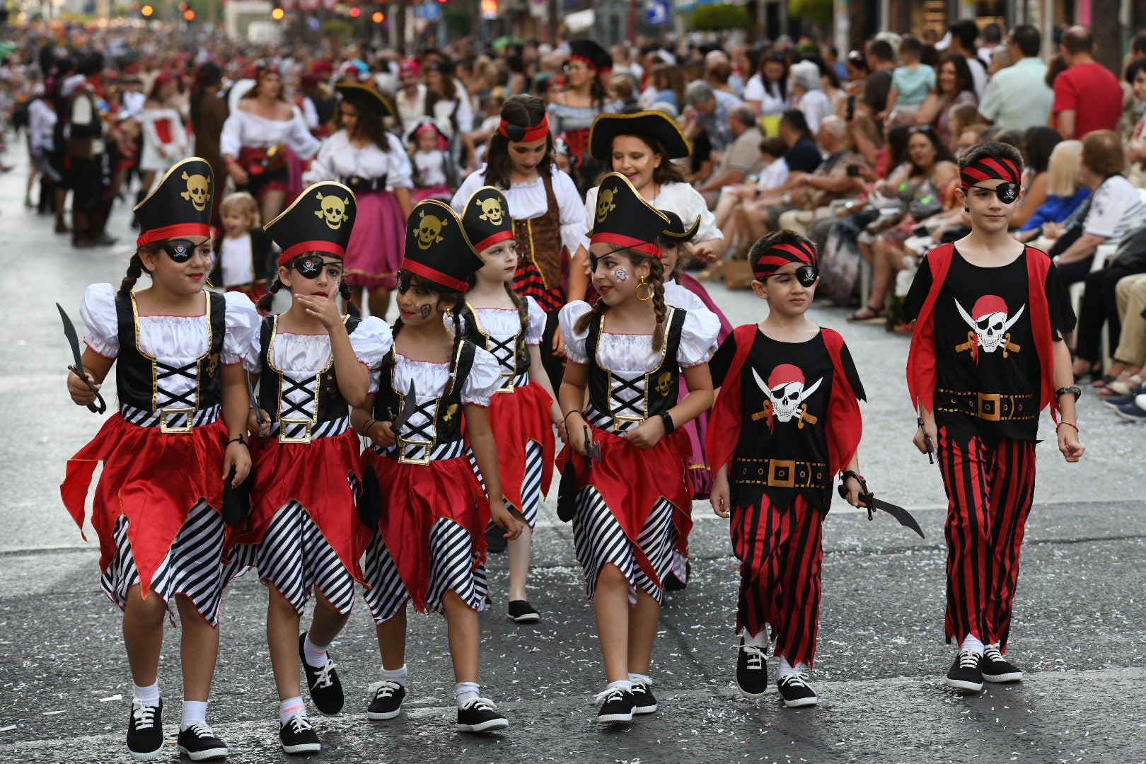 El color y el humor reinan en la cabalgata del ninot de las Hogueras de Alicante