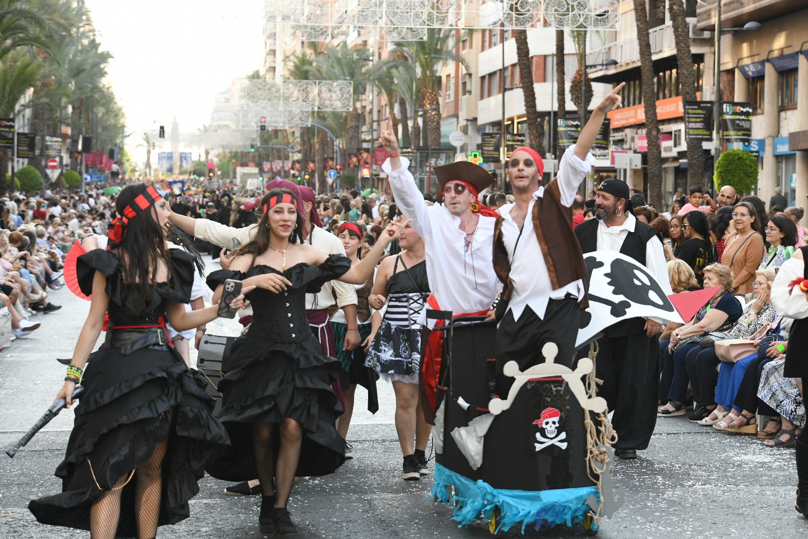 El color y el humor reinan en la cabalgata del ninot de las Hogueras de Alicante