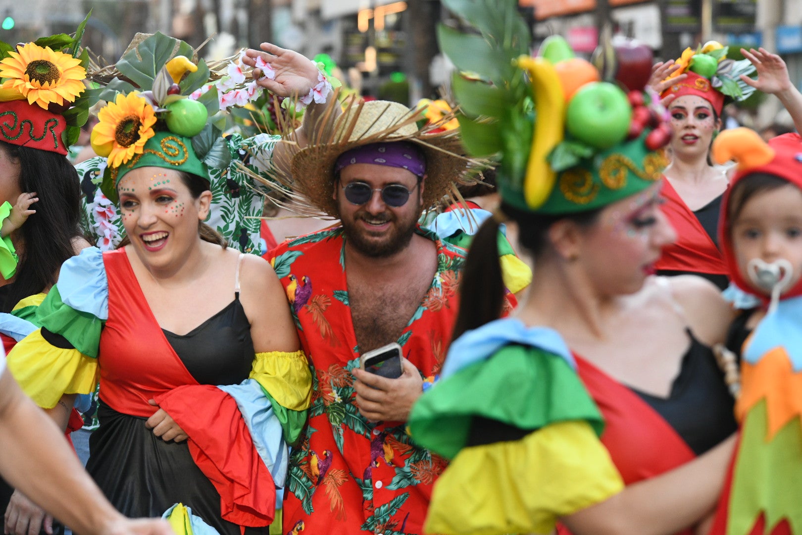 El color y el humor reinan en la cabalgata del ninot de las Hogueras de Alicante