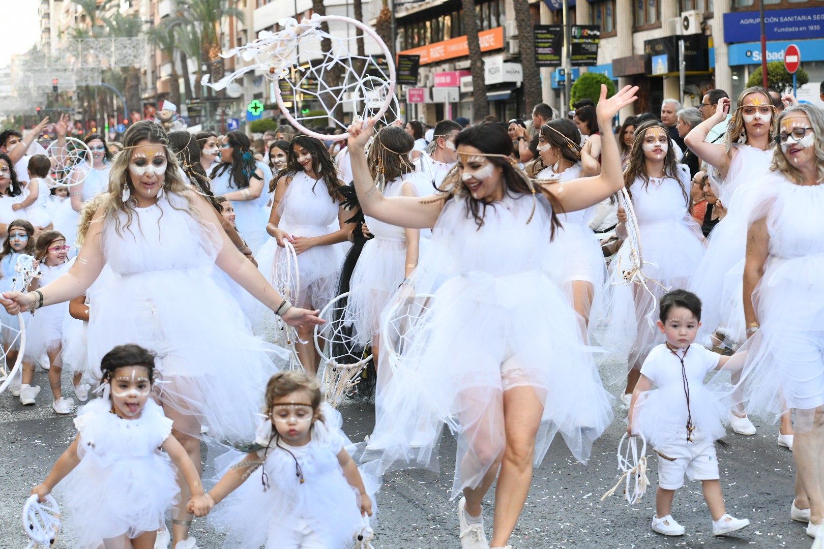 El color y el humor reinan en la cabalgata del ninot de las Hogueras de Alicante