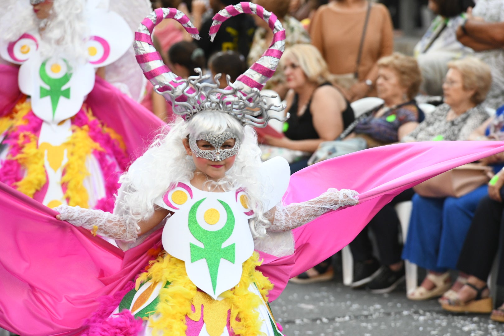 El color y el humor reinan en la cabalgata del ninot de las Hogueras de Alicante
