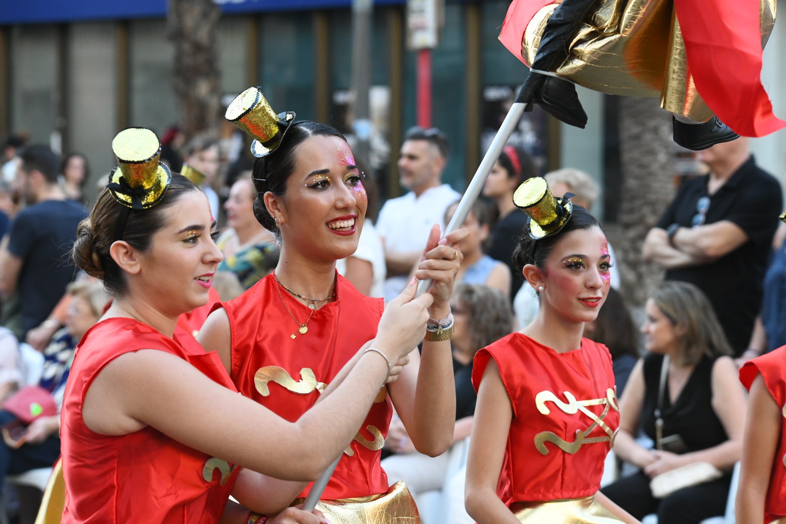 El color y el humor reinan en la cabalgata del ninot de las Hogueras de Alicante