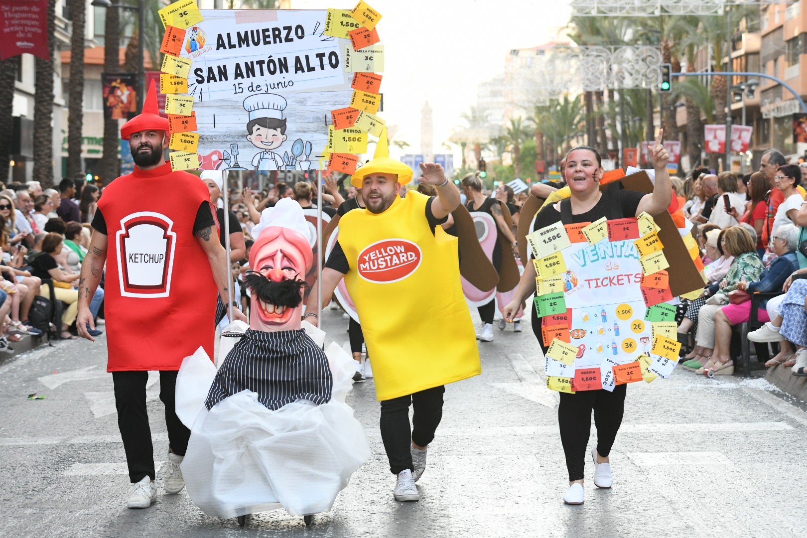 El color y el humor reinan en la cabalgata del ninot de las Hogueras de Alicante