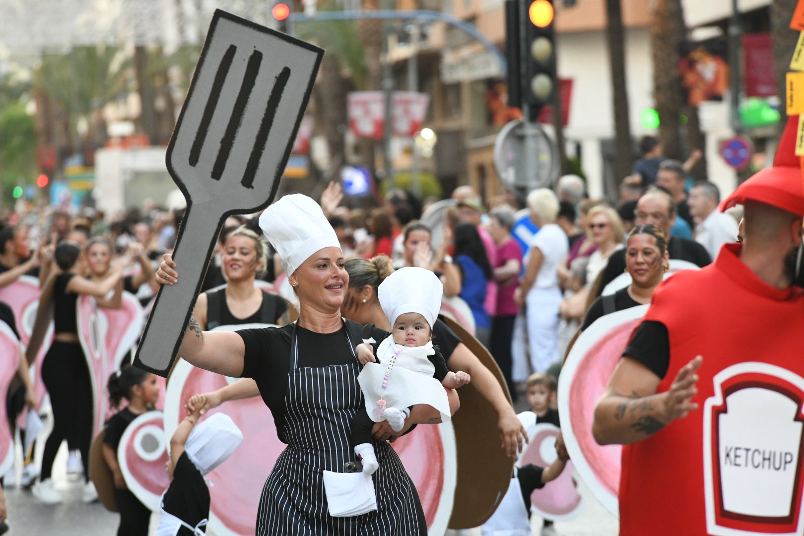 El color y el humor reinan en la cabalgata del ninot de las Hogueras de Alicante