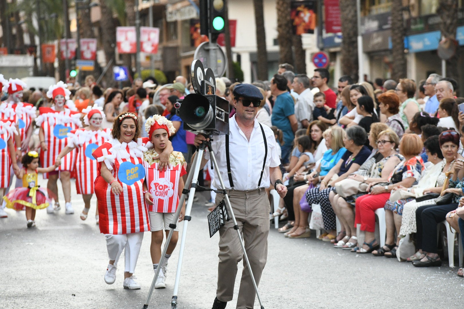 El color y el humor reinan en la cabalgata del ninot de las Hogueras de Alicante