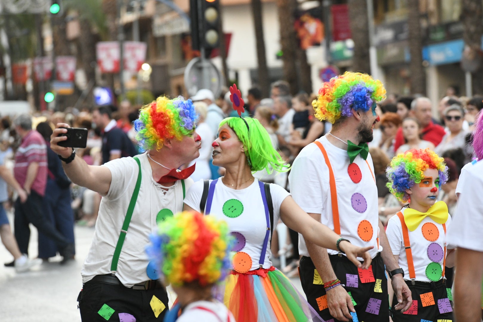 El color y el humor reinan en la cabalgata del ninot de las Hogueras de Alicante