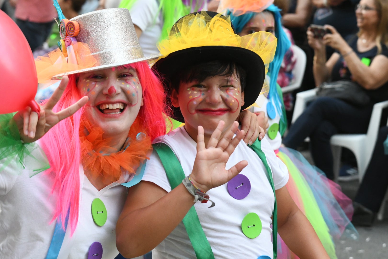 El color y el humor reinan en la cabalgata del ninot de las Hogueras de Alicante