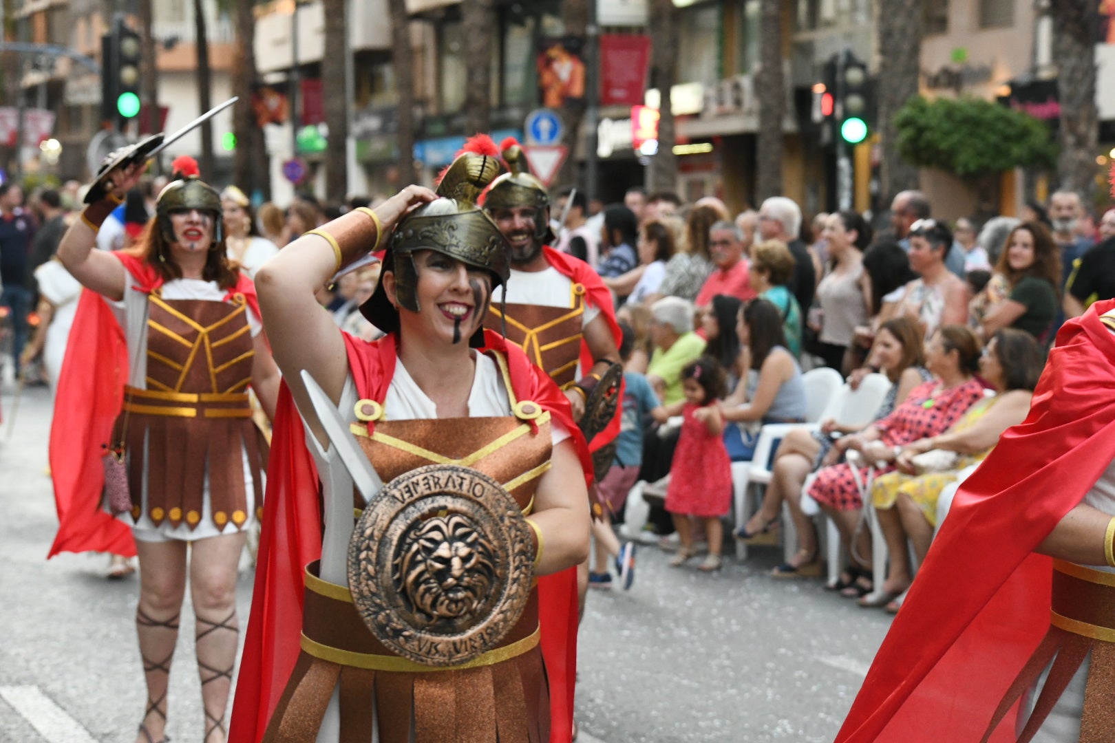 El color y el humor reinan en la cabalgata del ninot de las Hogueras de Alicante