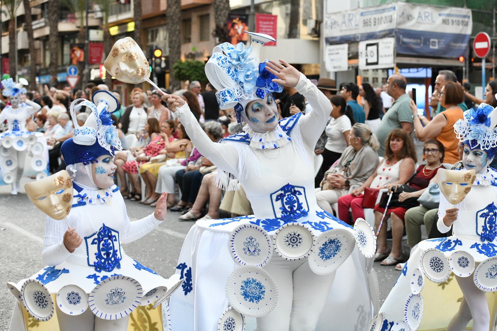 El color y el humor reinan en la cabalgata del ninot de las Hogueras de Alicante
