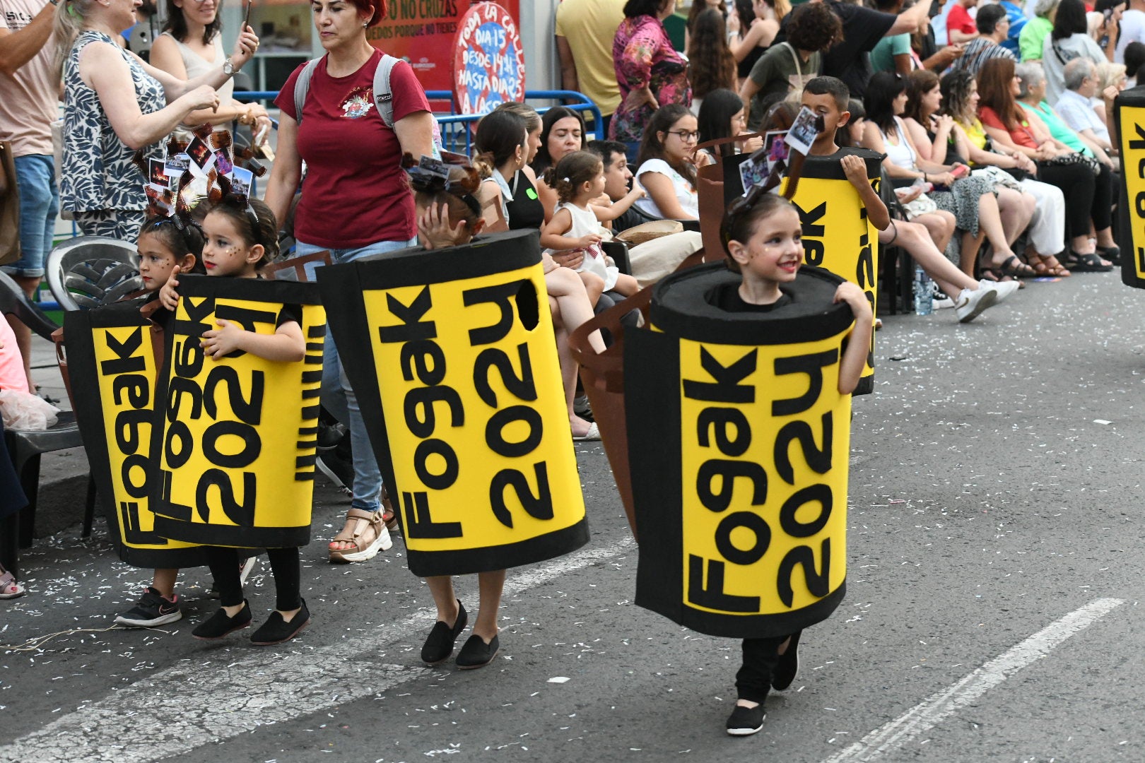 El color y el humor reinan en la cabalgata del ninot de las Hogueras de Alicante