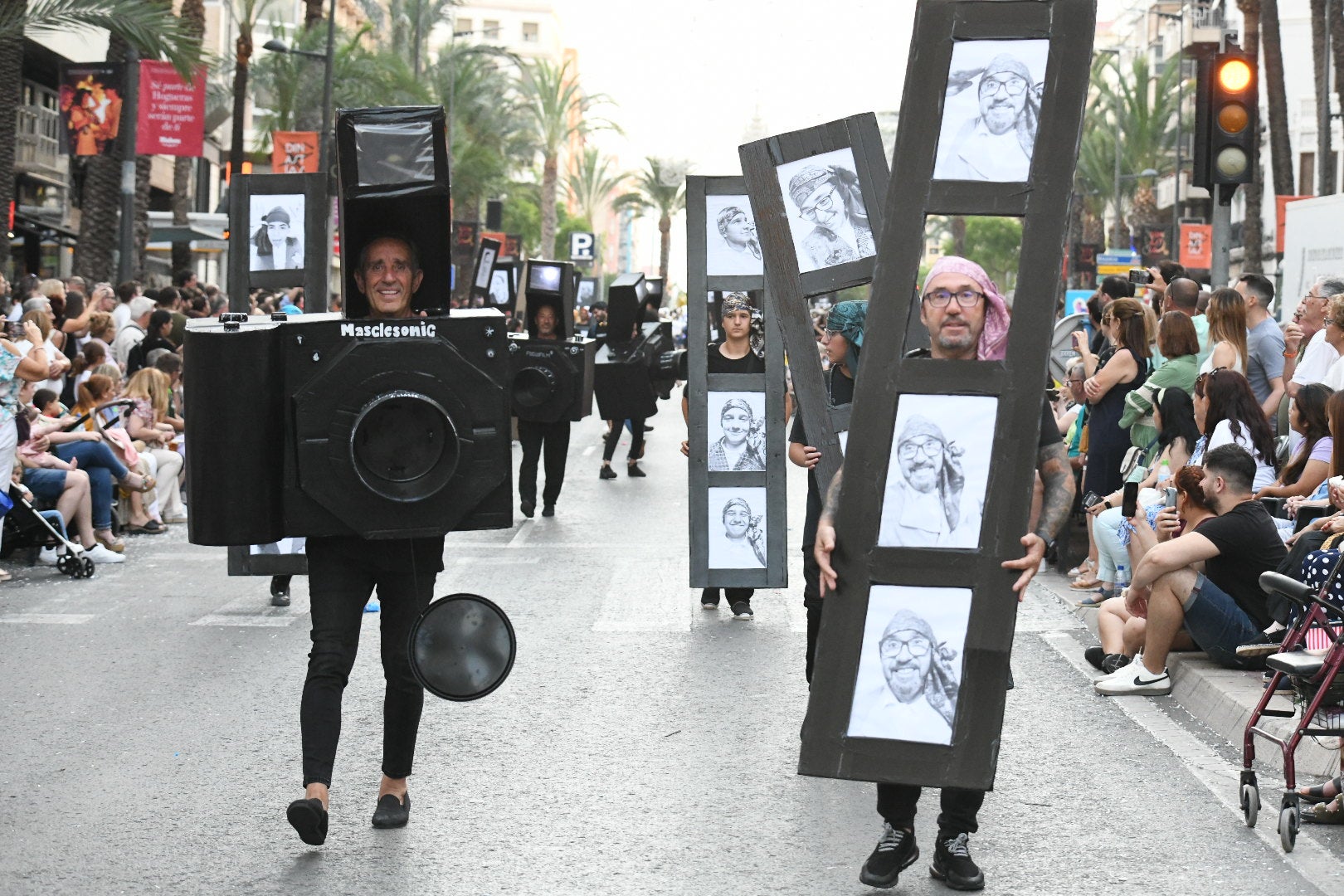 El color y el humor reinan en la cabalgata del ninot de las Hogueras de Alicante
