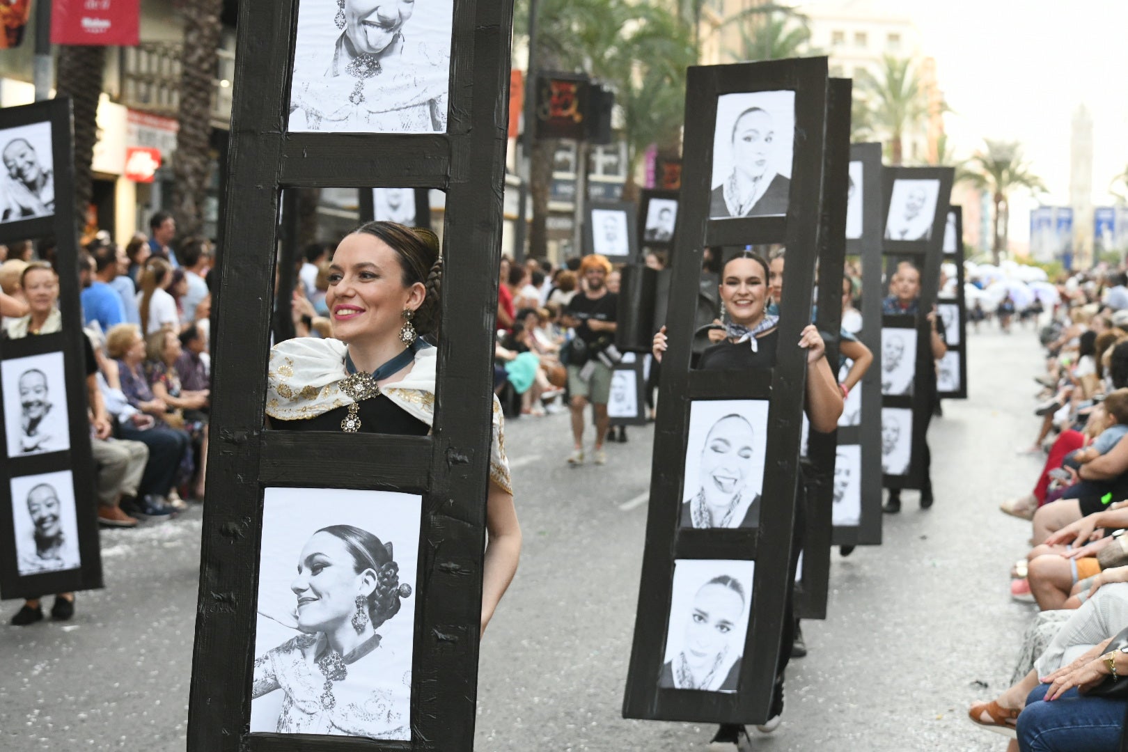 El color y el humor reinan en la cabalgata del ninot de las Hogueras de Alicante
