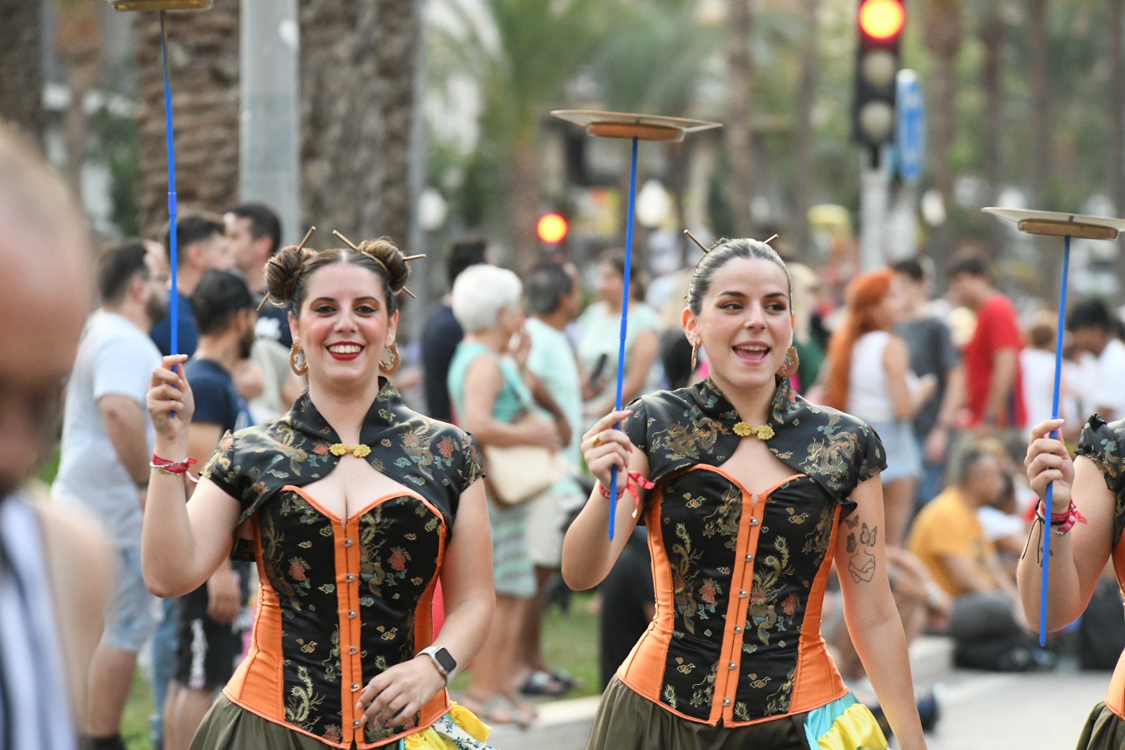 El color y el humor reinan en la cabalgata del ninot de las Hogueras de Alicante
