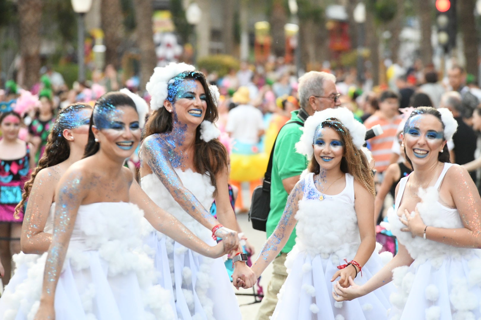 El color y el humor reinan en la cabalgata del ninot de las Hogueras de Alicante